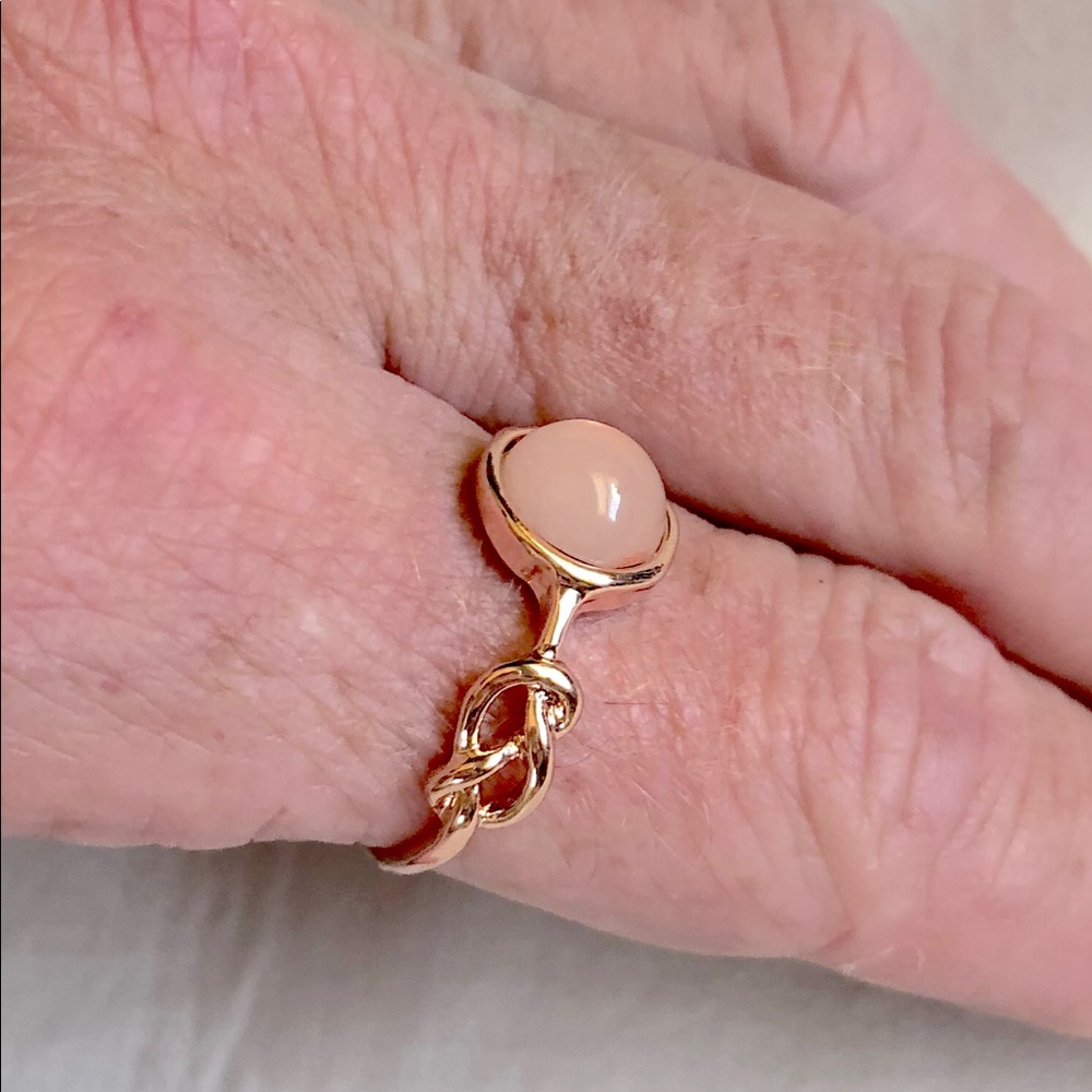 Rose Quartz 18k Gold Knotted Ring - Picture 6 of 9